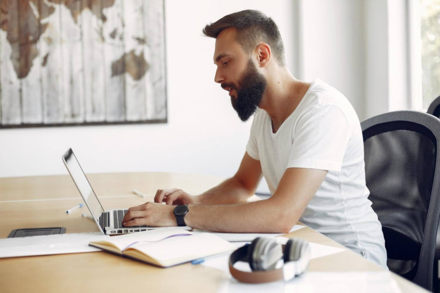 Étudiant planifiant son budget mensuel avec un ordinateur portable
